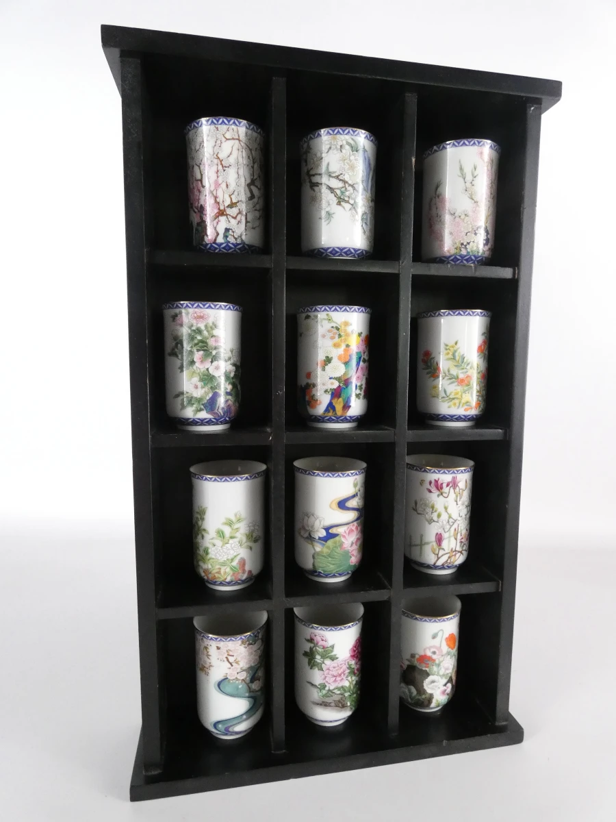 Set van 12 Japanse porseleinen vaasjes met houten display