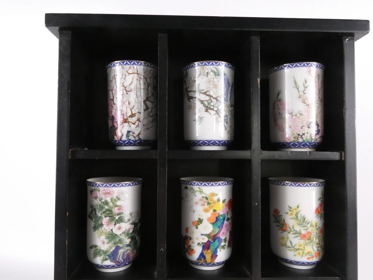 Set van 12 Japanse porseleinen vaasjes met houten display