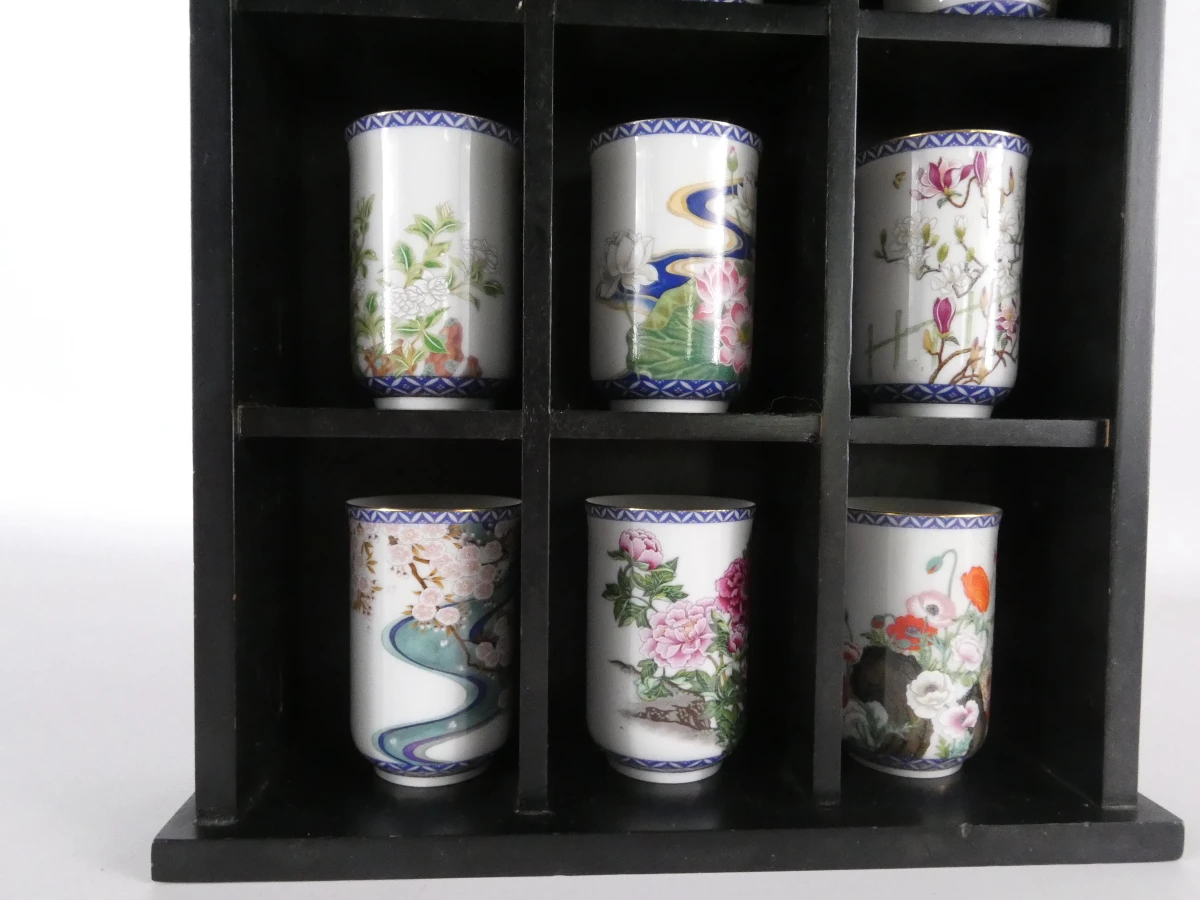 Set van 12 Japanse porseleinen vaasjes met houten display