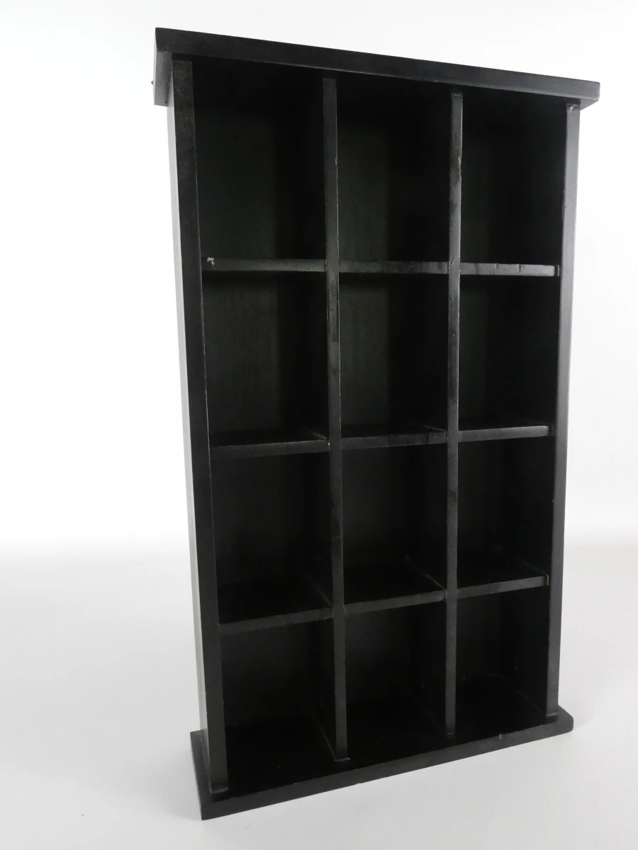 Set van 12 Japanse porseleinen vaasjes met houten display