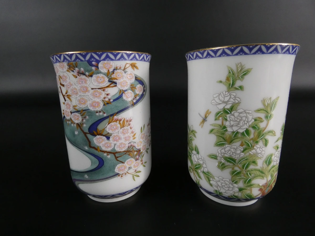 Set van 12 Japanse porseleinen vaasjes met houten display