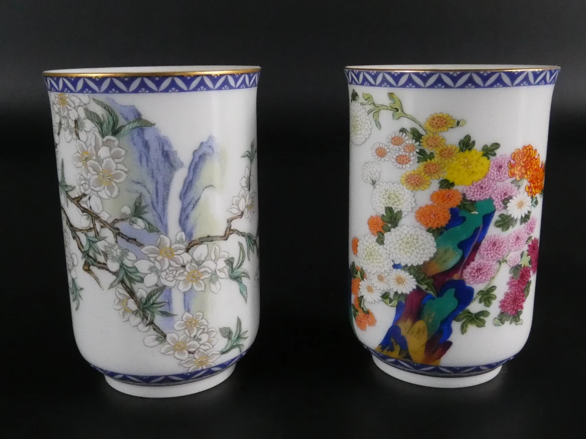 Set van 12 Japanse porseleinen vaasjes met houten display