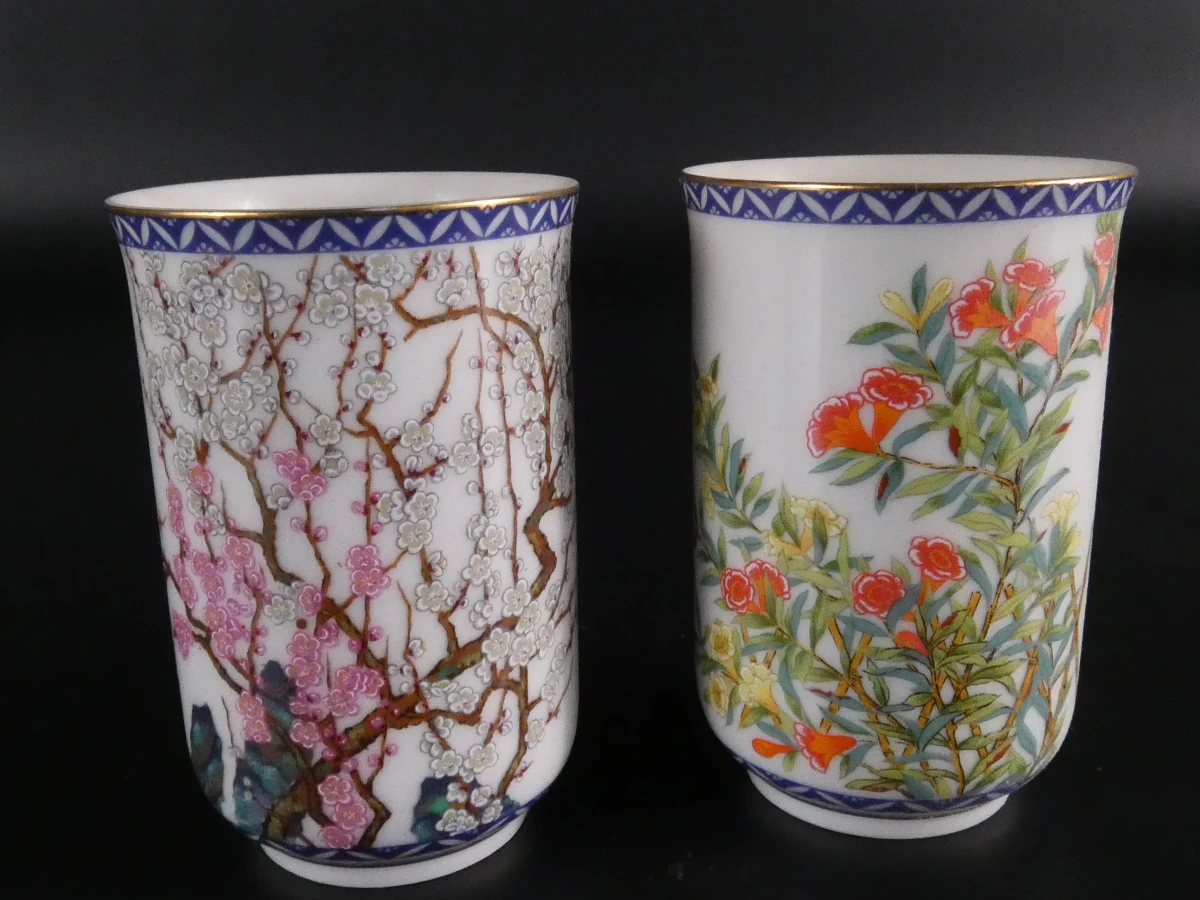 Set van 12 Japanse porseleinen vaasjes met houten display