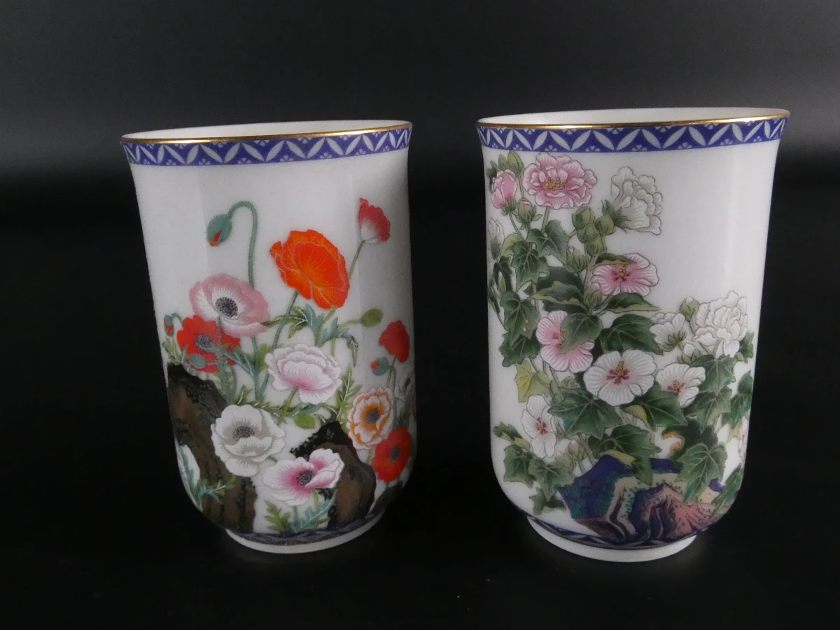 Set van 12 Japanse porseleinen vaasjes met houten display