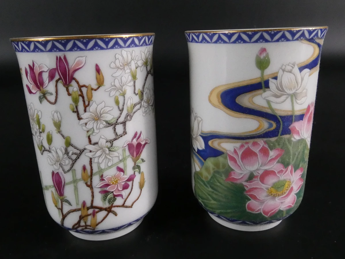 Set van 12 Japanse porseleinen vaasjes met houten display