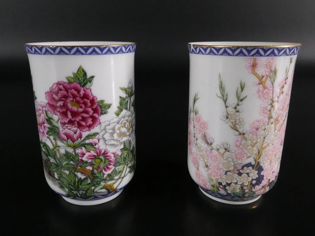Set van 12 Japanse porseleinen vaasjes met houten display