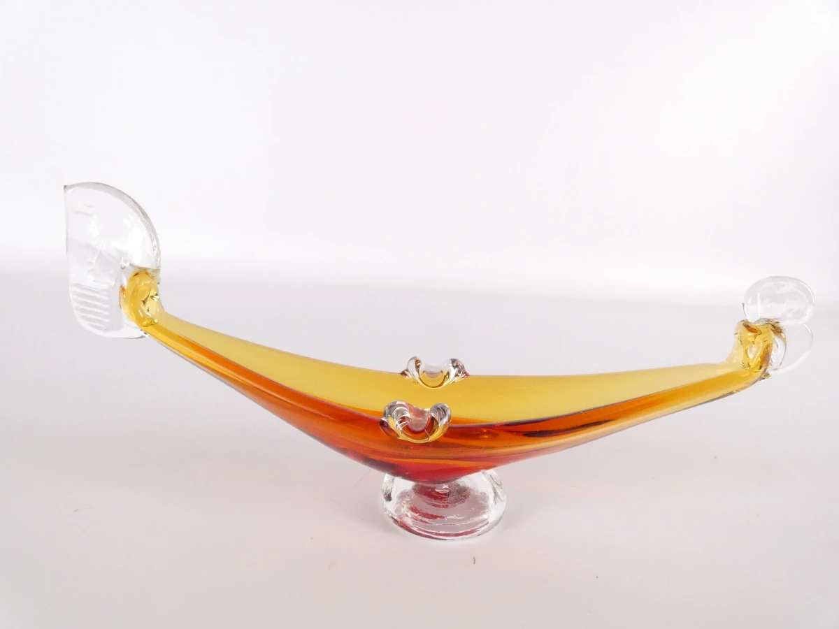 Handgemaakte, gondelvormige asbakken van kunstglas in Murano-stijl