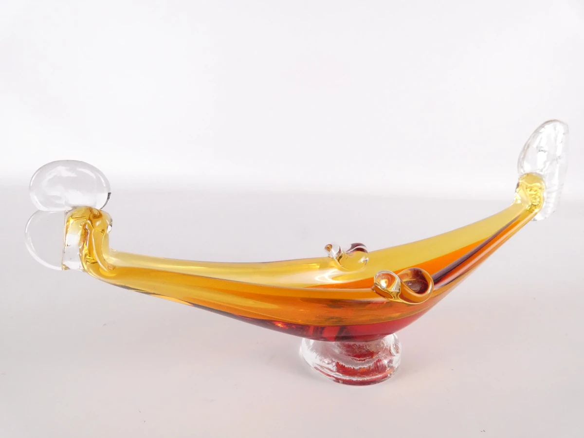 Handgemaakte, gondelvormige asbakken van kunstglas in Murano-stijl