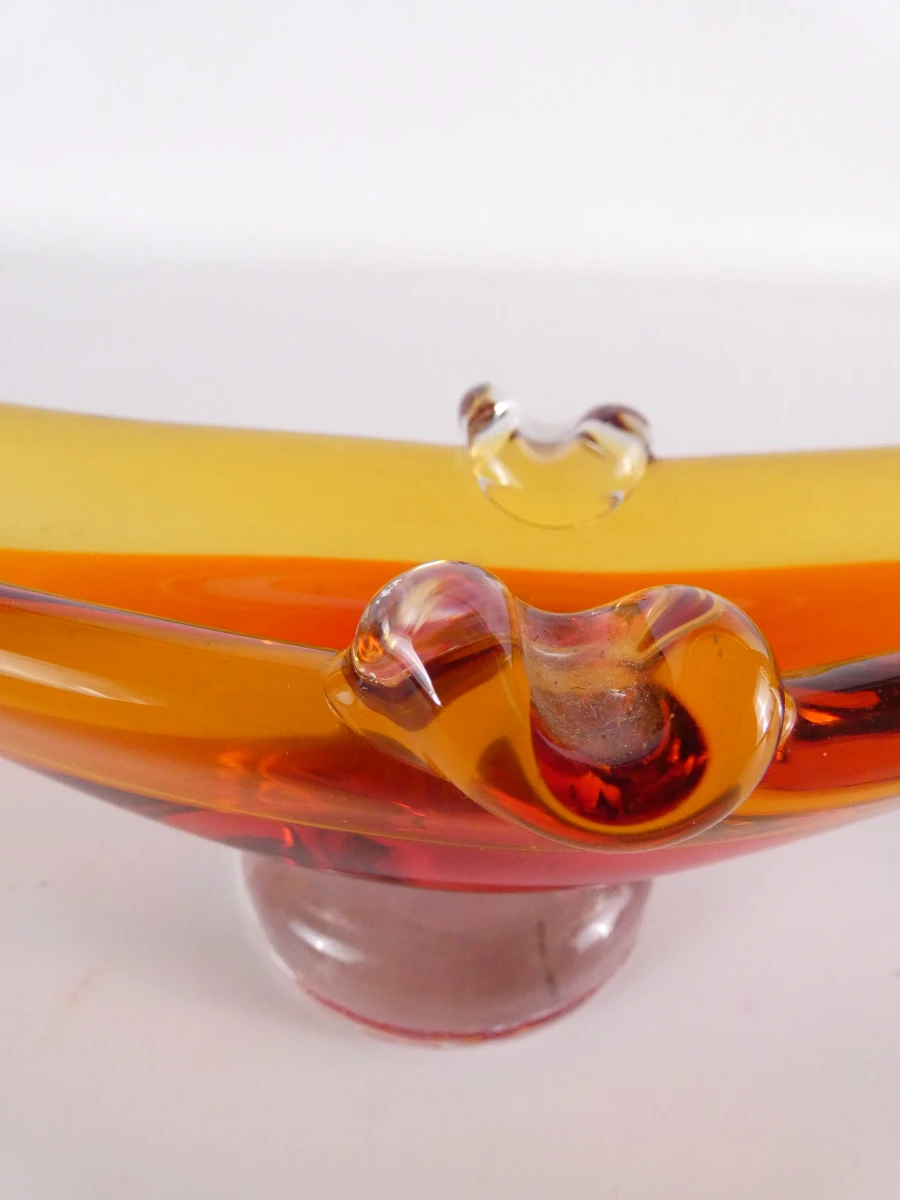 Handgemaakte, gondelvormige asbakken van kunstglas in Murano-stijl