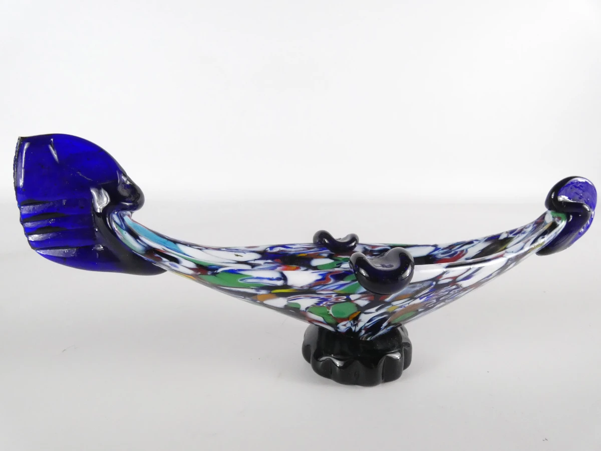 Handgemaakte, gondelvormige asbakken van kunstglas in Murano-stijl