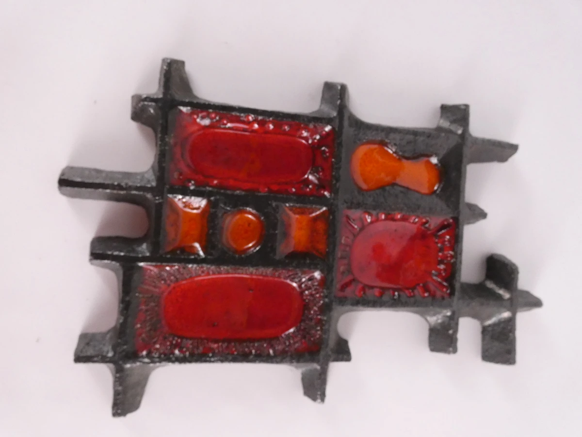 Vintage metalen wanddecoratie in Fat-Lava stijl met rode en oranje glazuur