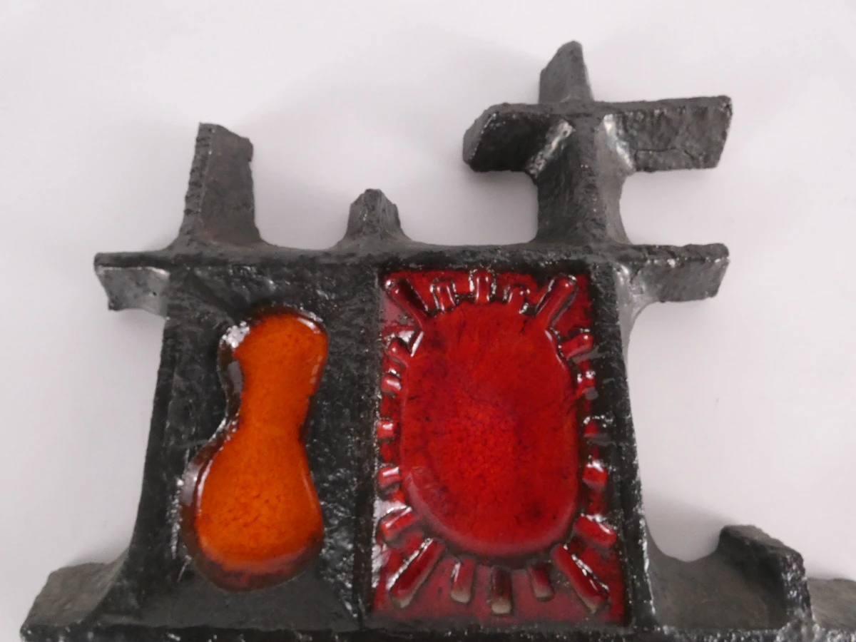 Vintage metalen wanddecoratie in Fat-Lava stijl met rode en oranje glazuur