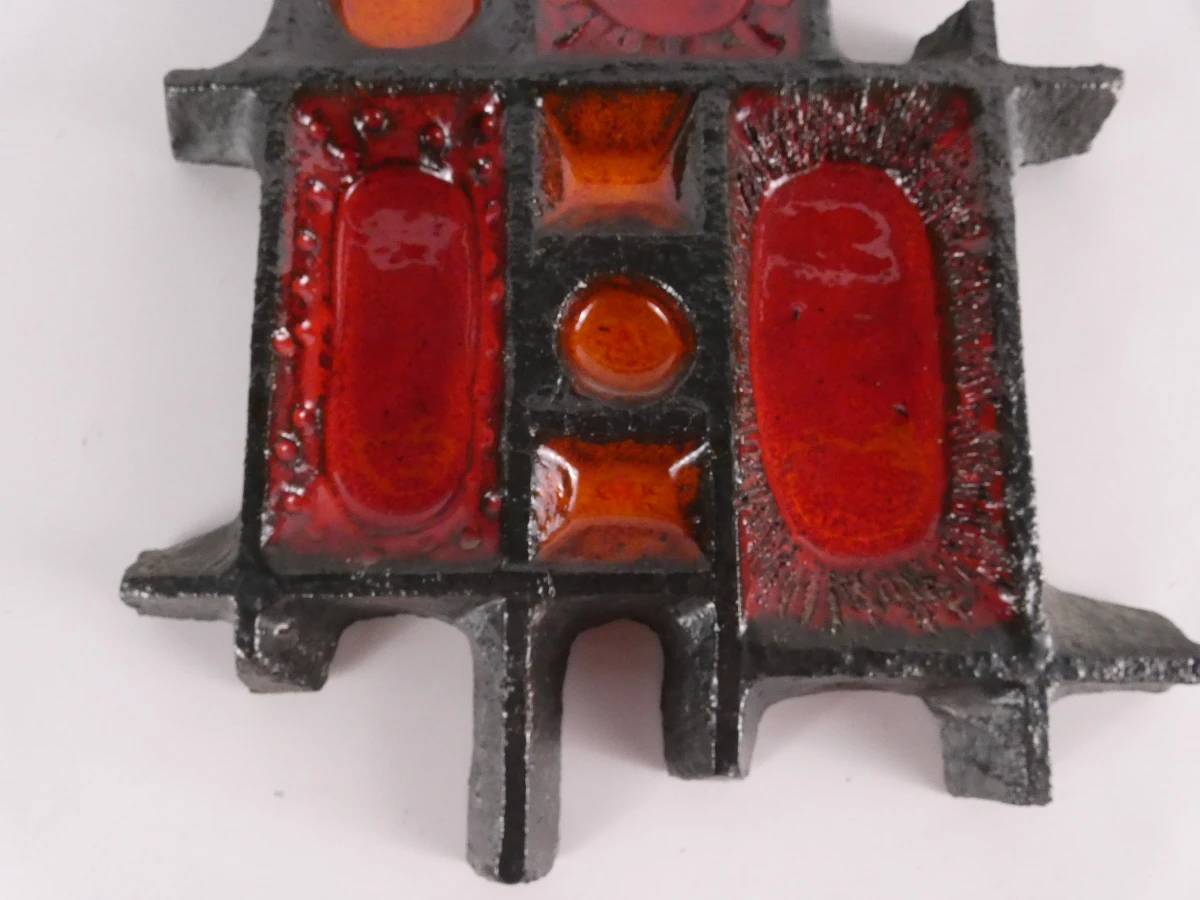 Vintage metalen wanddecoratie in Fat-Lava stijl met rode en oranje glazuur