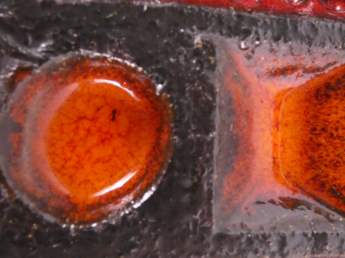Vintage metalen wanddecoratie in Fat-Lava stijl met rode en oranje glazuur