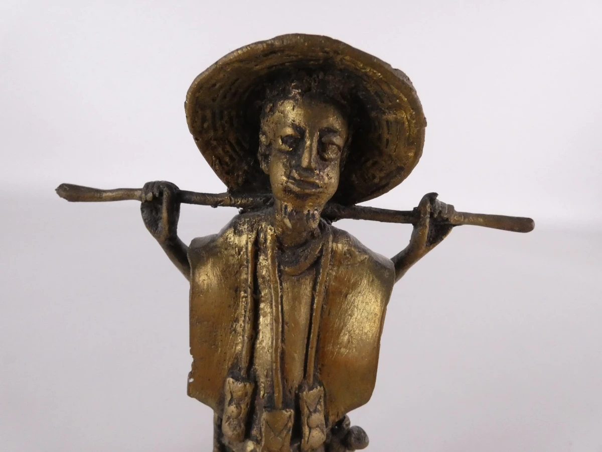 Afrikaans bronzen beeldje van een man die water draagt