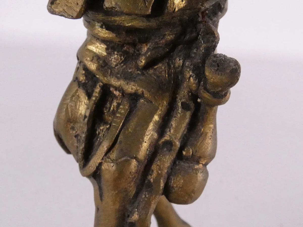 Afrikaans bronzen beeldje van een man die water draagt
