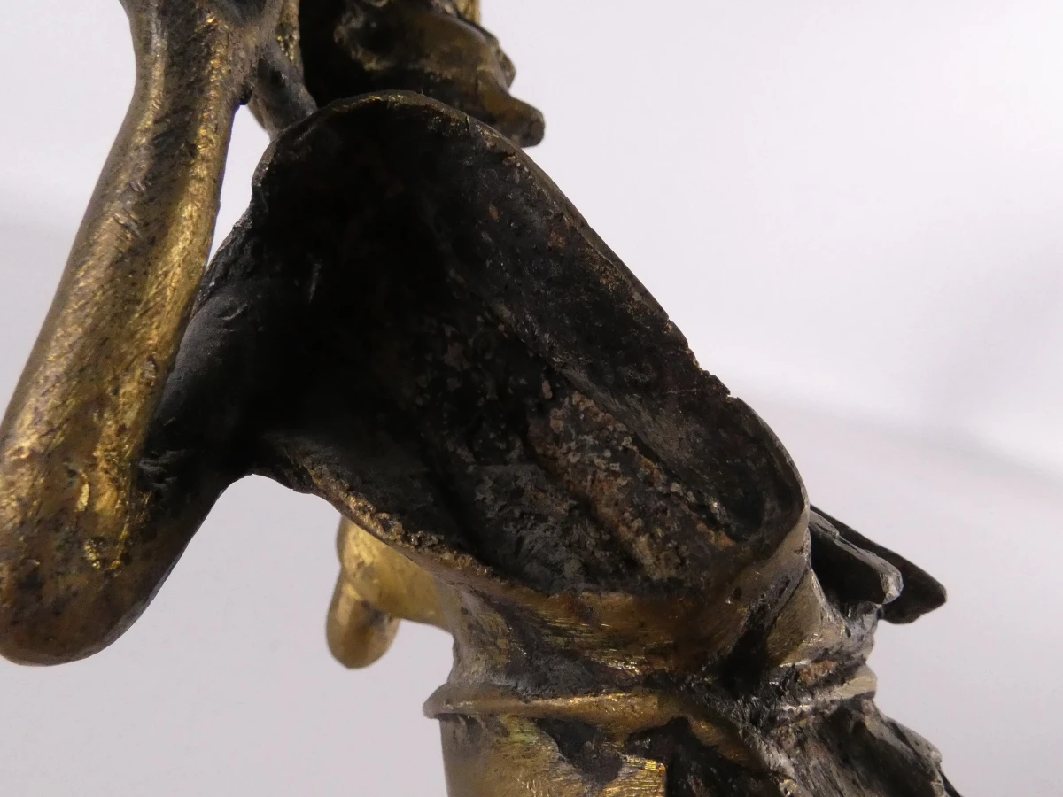 Afrikaans bronzen beeldje van een man die water draagt