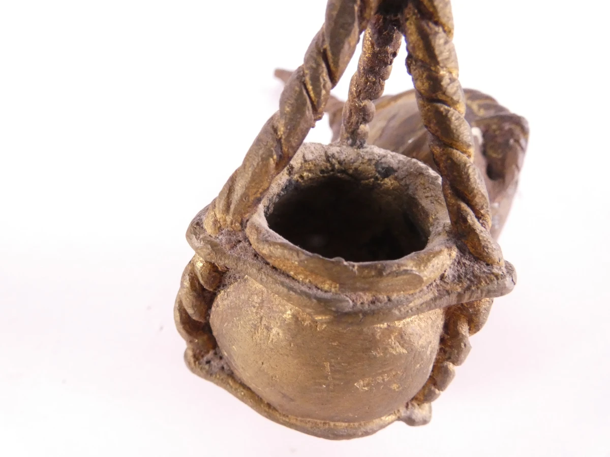 Afrikaans bronzen beeldje van een man die water draagt