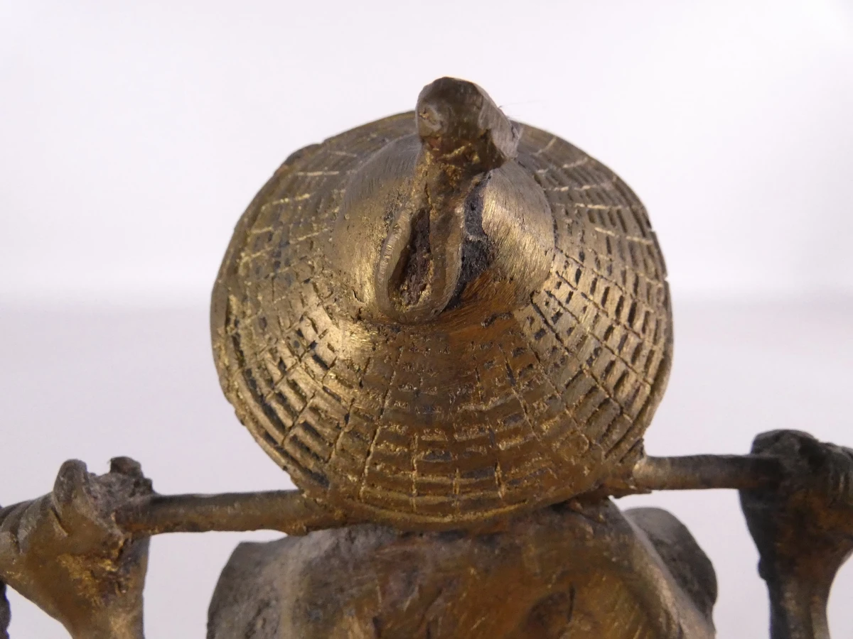 Afrikaans bronzen beeldje van een man die water draagt