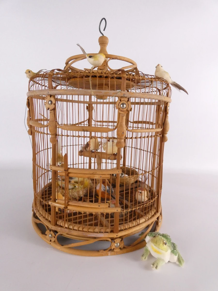 Decoratieve bamboe vogelkooi met kunstvogels en kikkerfiguur