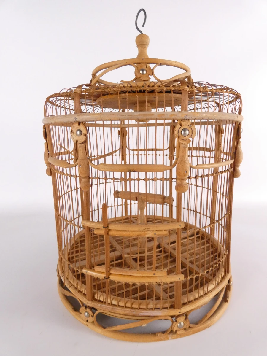 Decoratieve bamboe vogelkooi met kunstvogels en kikkerfiguur
