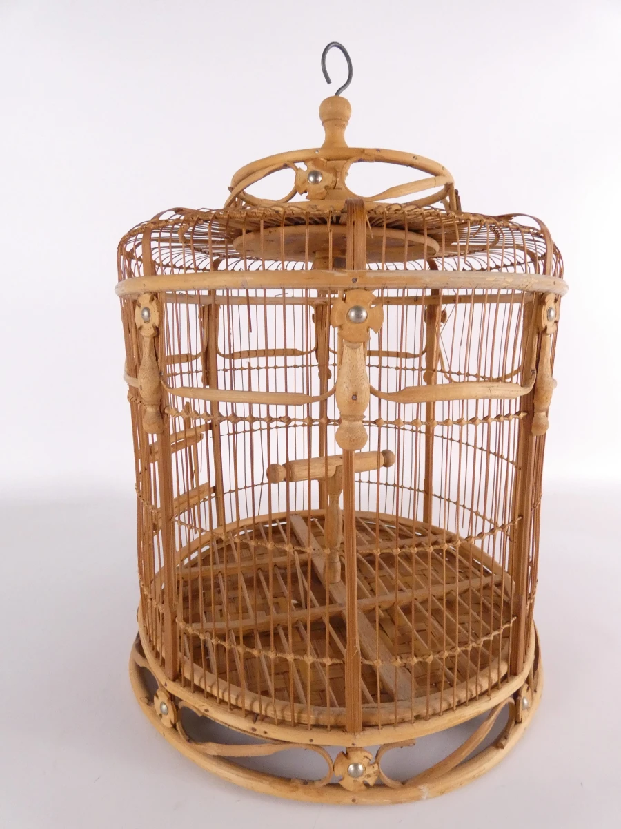 Decoratieve bamboe vogelkooi met kunstvogels en kikkerfiguur