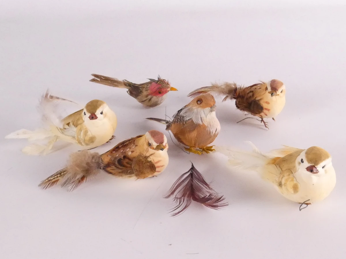 Decoratieve bamboe vogelkooi met kunstvogels en kikkerfiguur