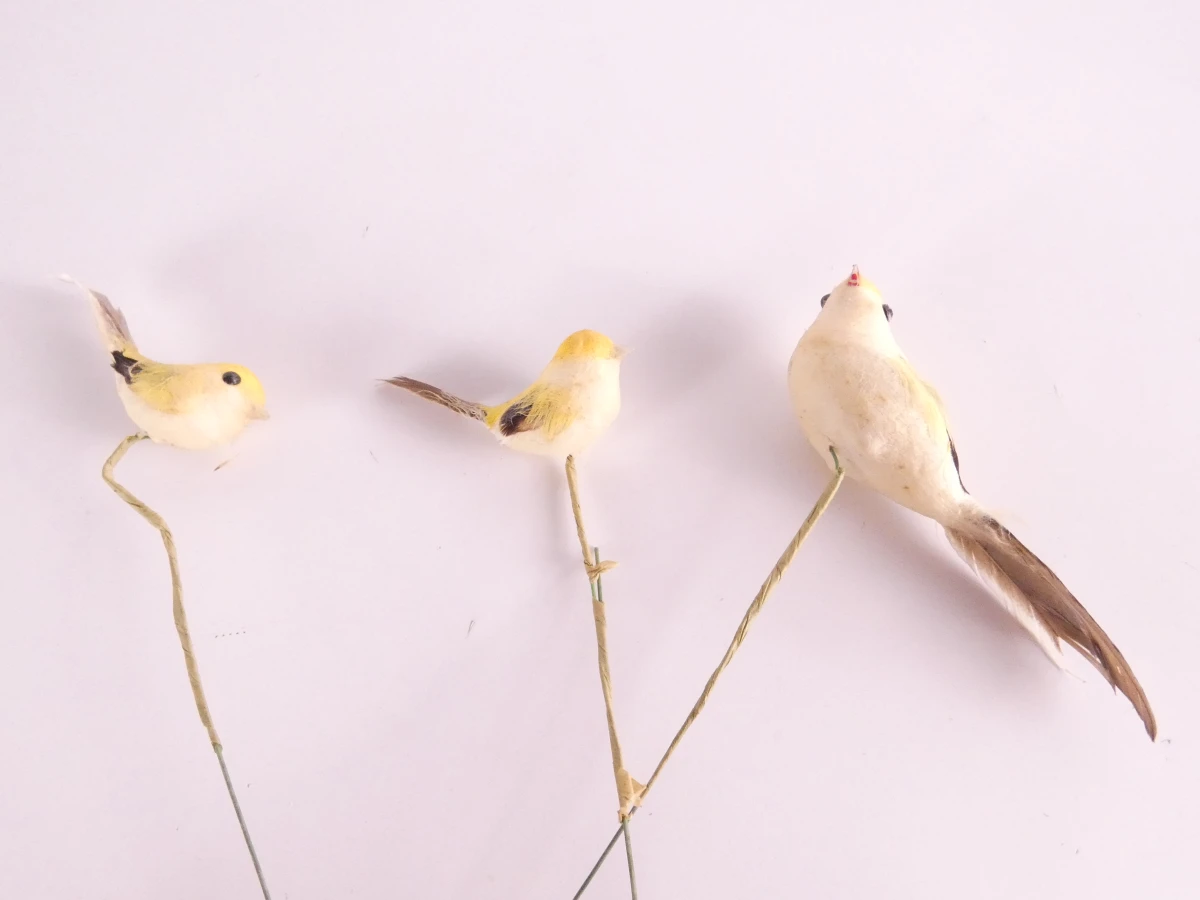 Decoratieve bamboe vogelkooi met kunstvogels en kikkerfiguur