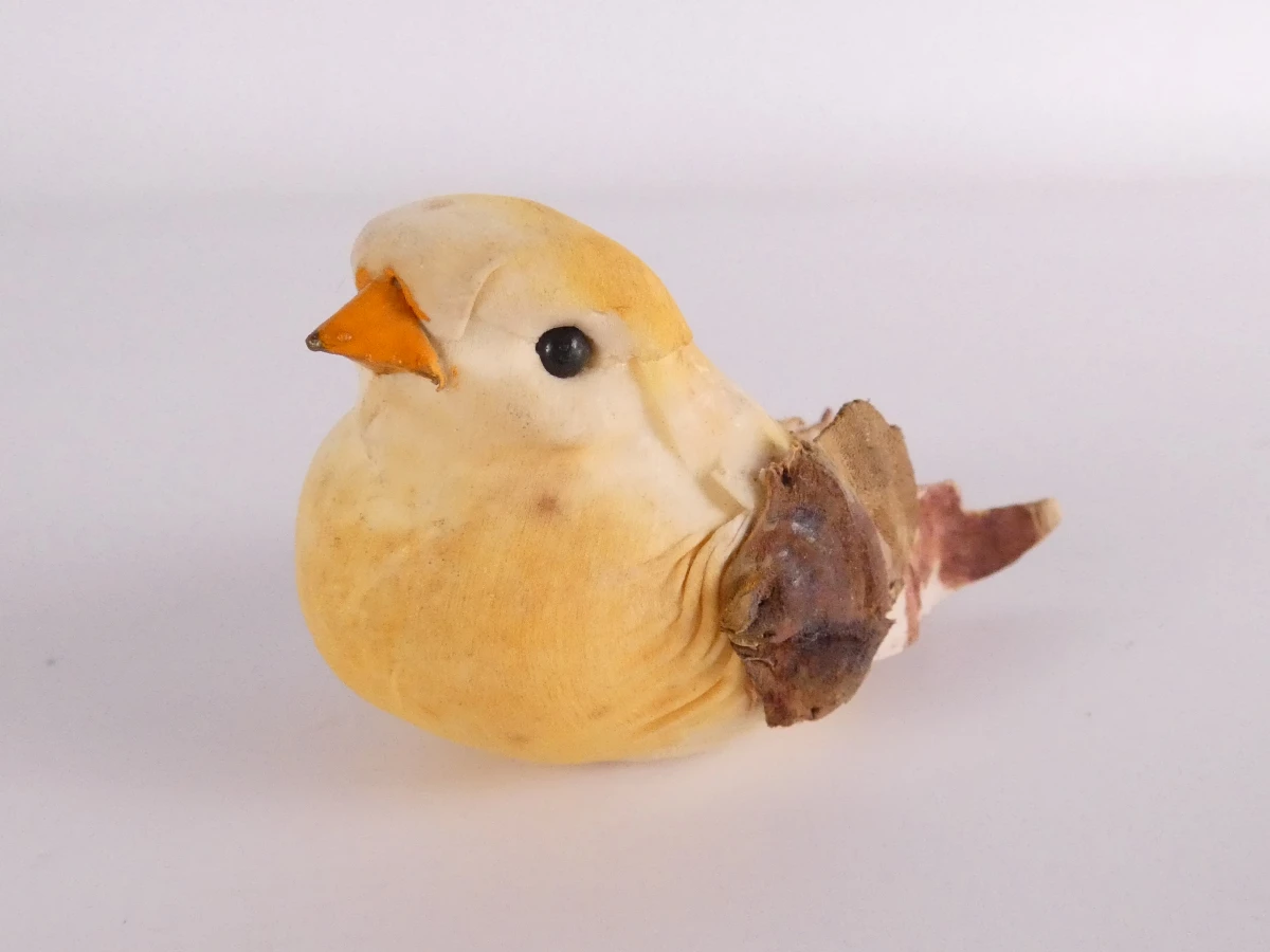 Decoratieve bamboe vogelkooi met kunstvogels en kikkerfiguur