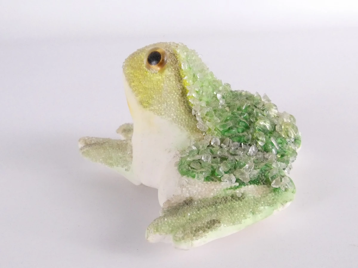 Decoratieve bamboe vogelkooi met kunstvogels en kikkerfiguur