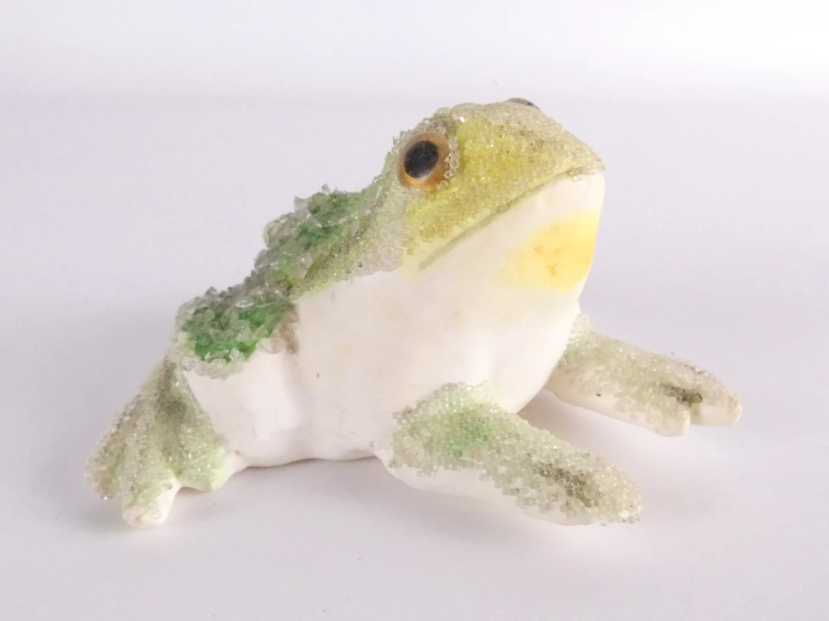 Decoratieve bamboe vogelkooi met kunstvogels en kikkerfiguur
