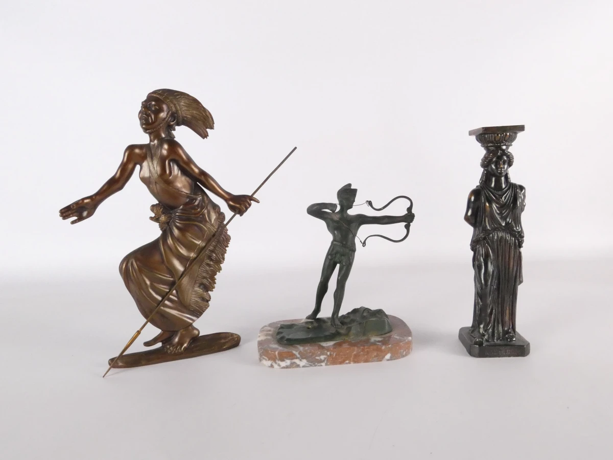 Lot van drie decoratieve beelden