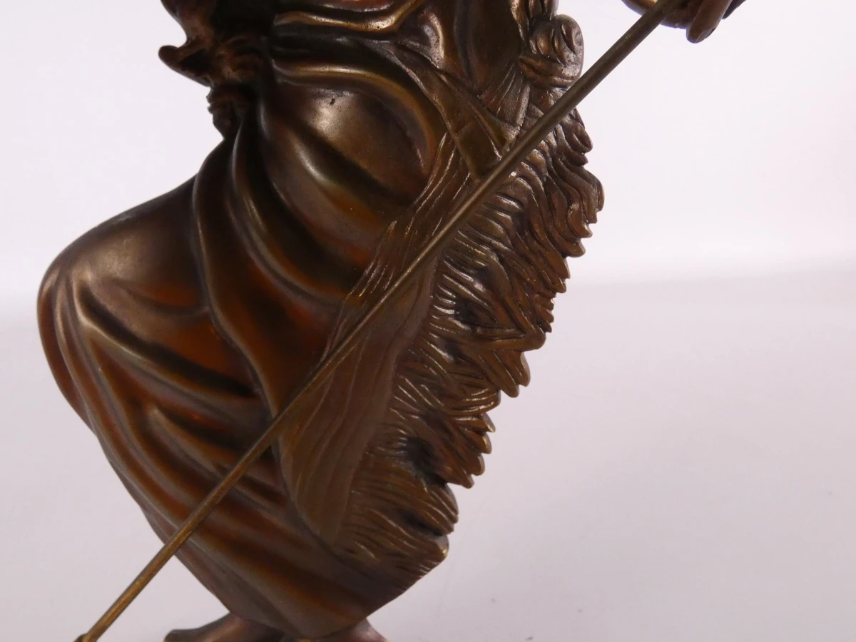 Lot van drie decoratieve beelden