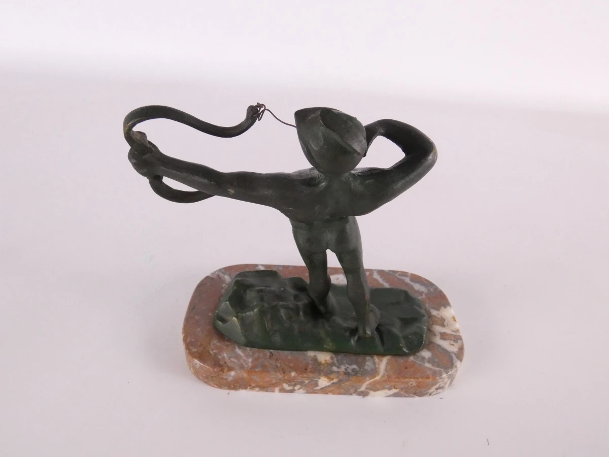 Lot van drie decoratieve beelden