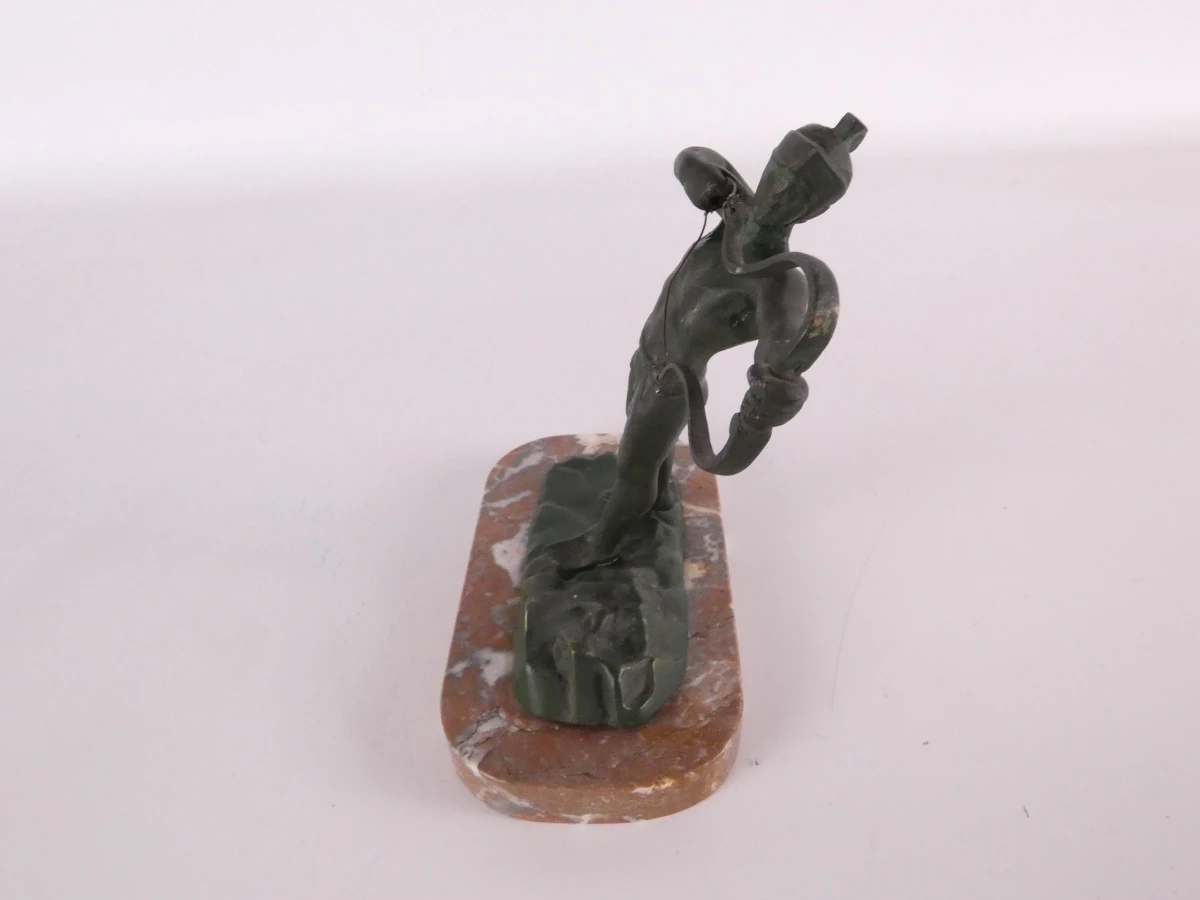 Lot van drie decoratieve beelden