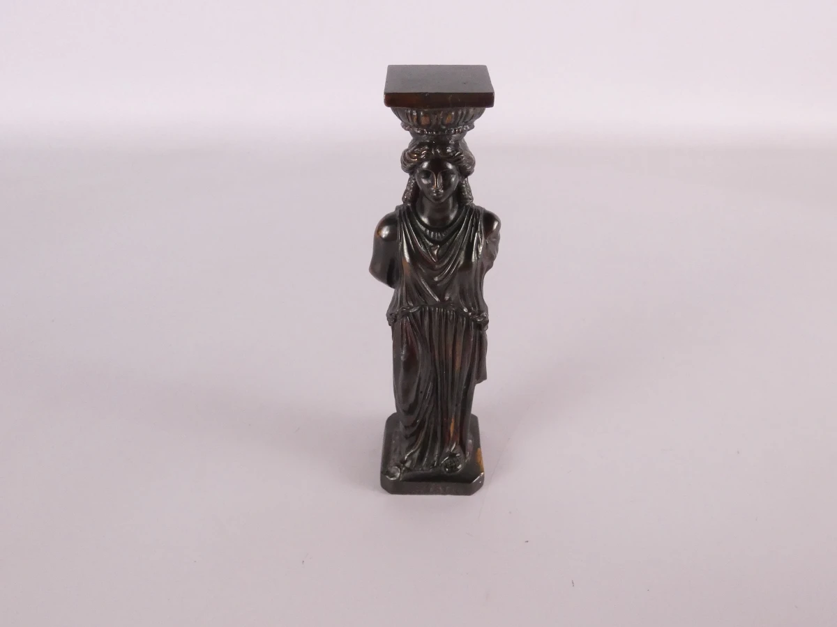 Lot van drie decoratieve beelden