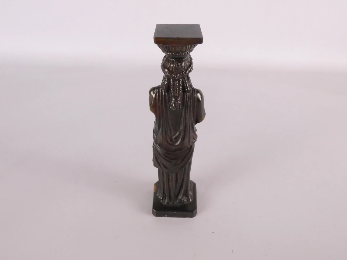 Lot van drie decoratieve beelden
