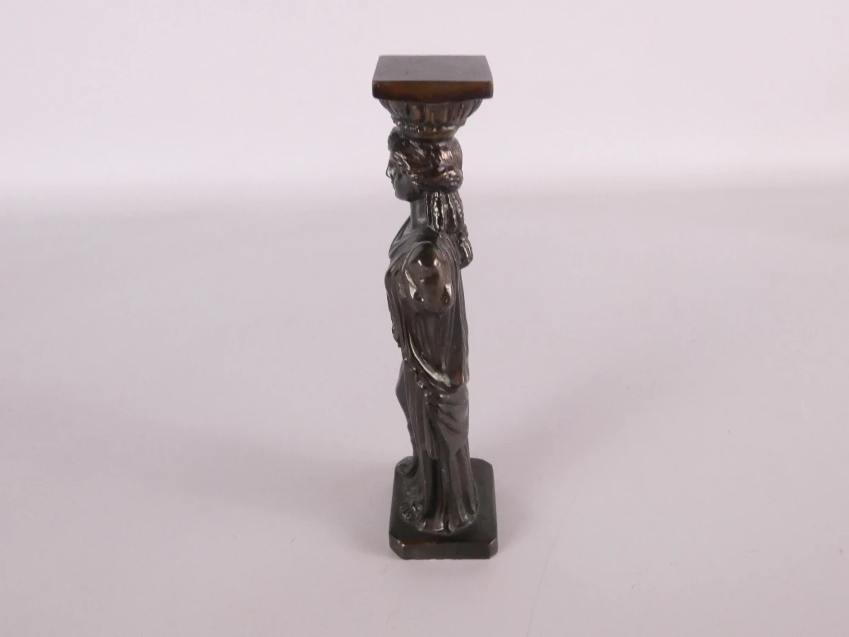 Lot van drie decoratieve beelden