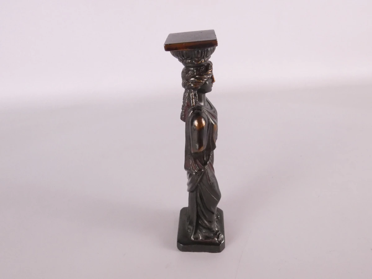 Lot van drie decoratieve beelden