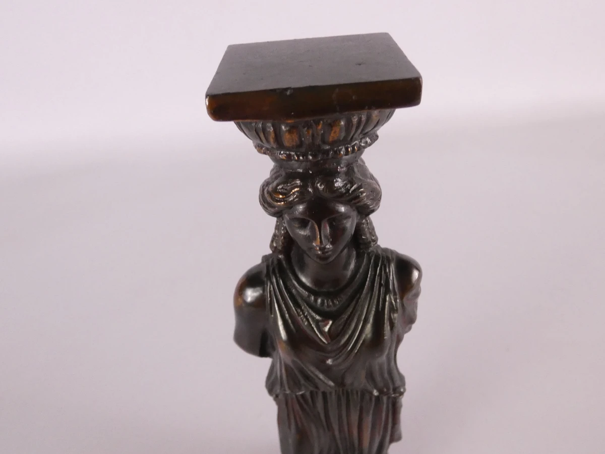 Lot van drie decoratieve beelden