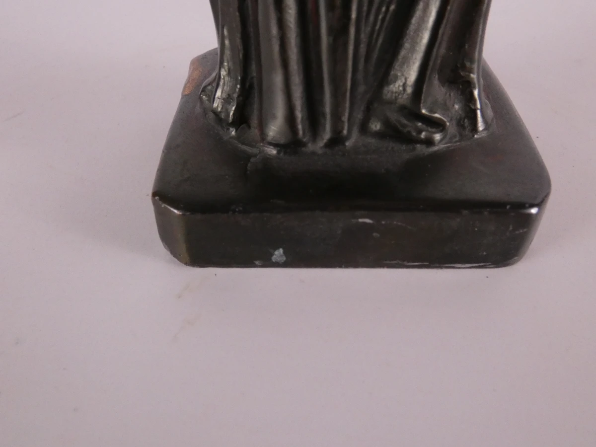Lot van drie decoratieve beelden