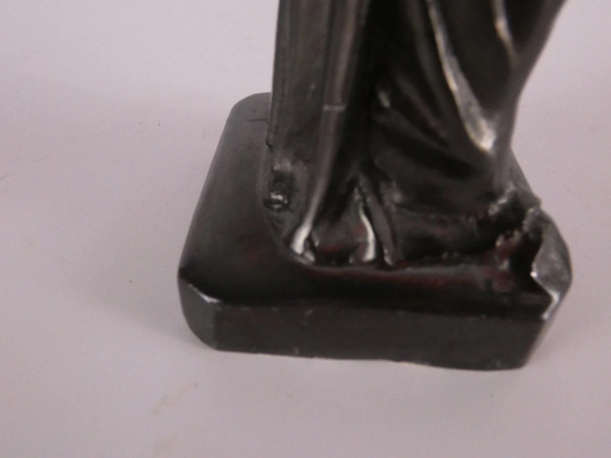 Lot van drie decoratieve beelden