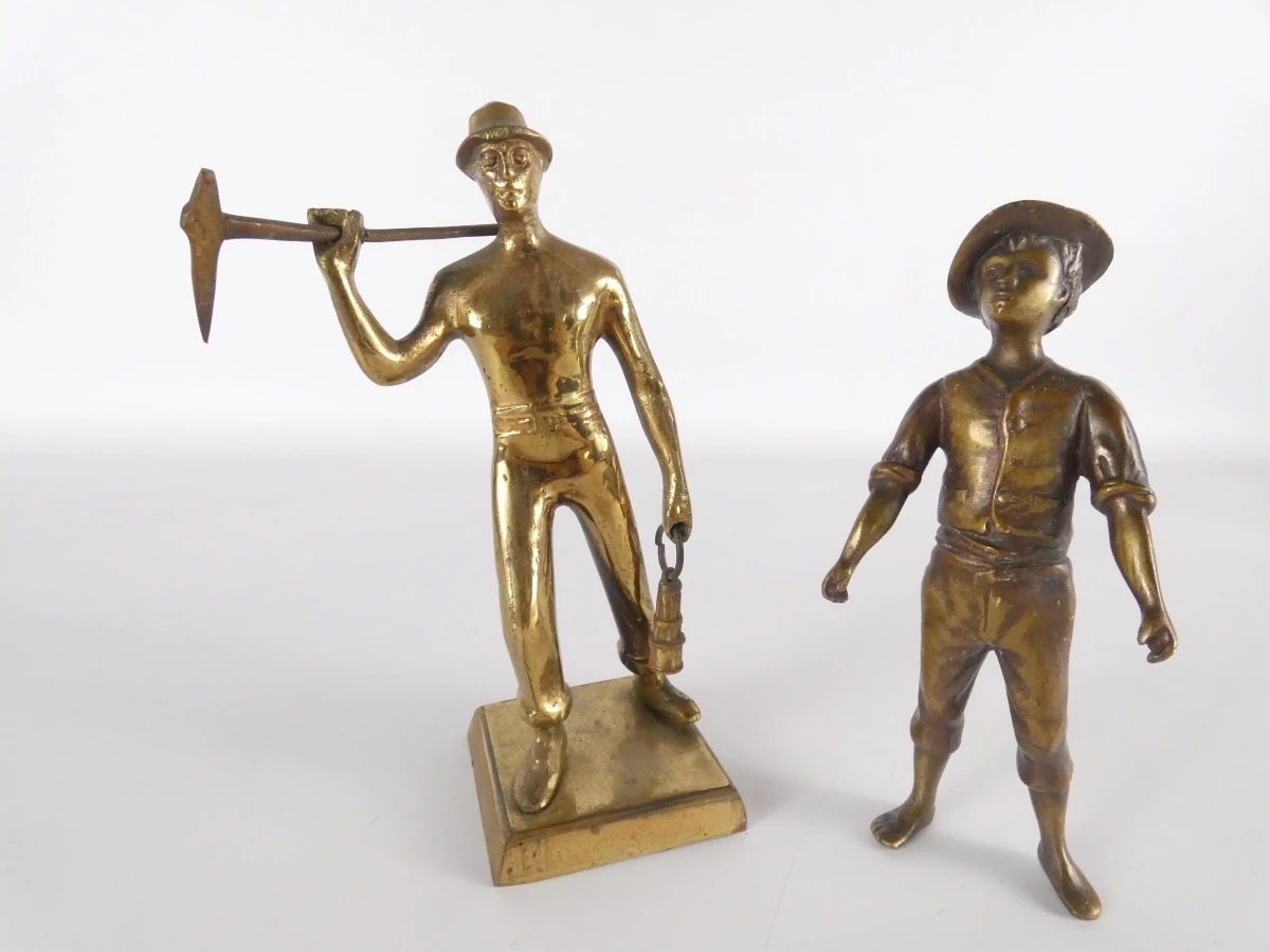 Set van 2 bronzen beeldjes van arbeiders