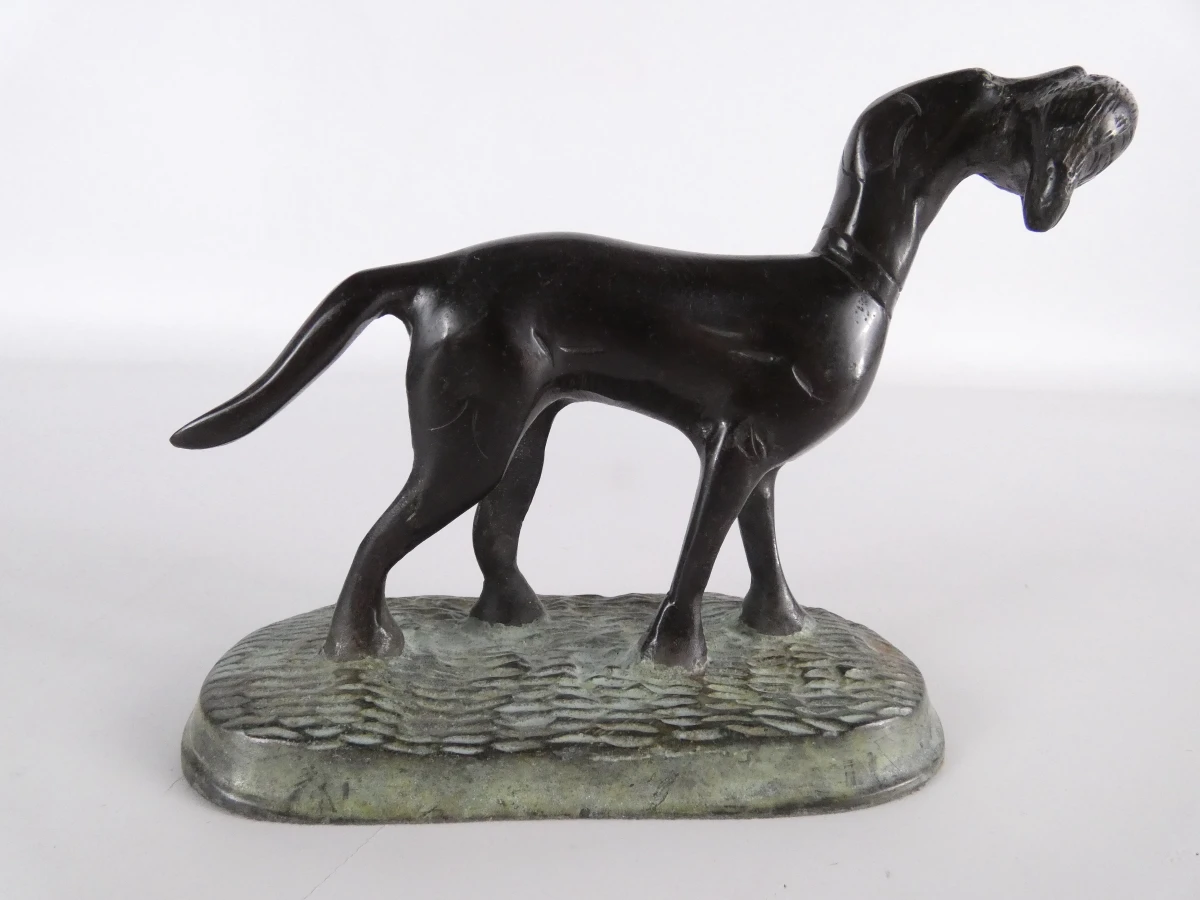 Decoratief beeldje van hond op voetstuk