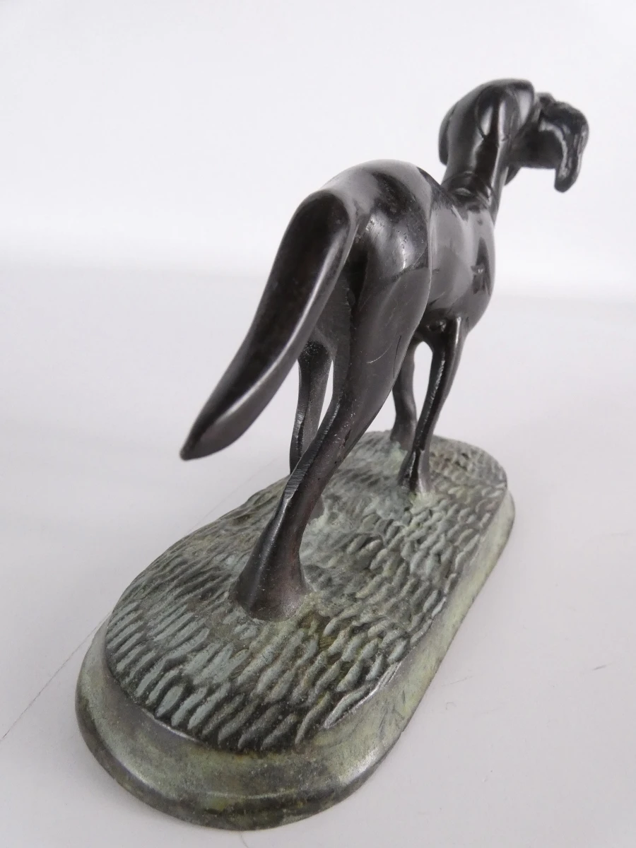 Decoratief beeldje van hond op voetstuk