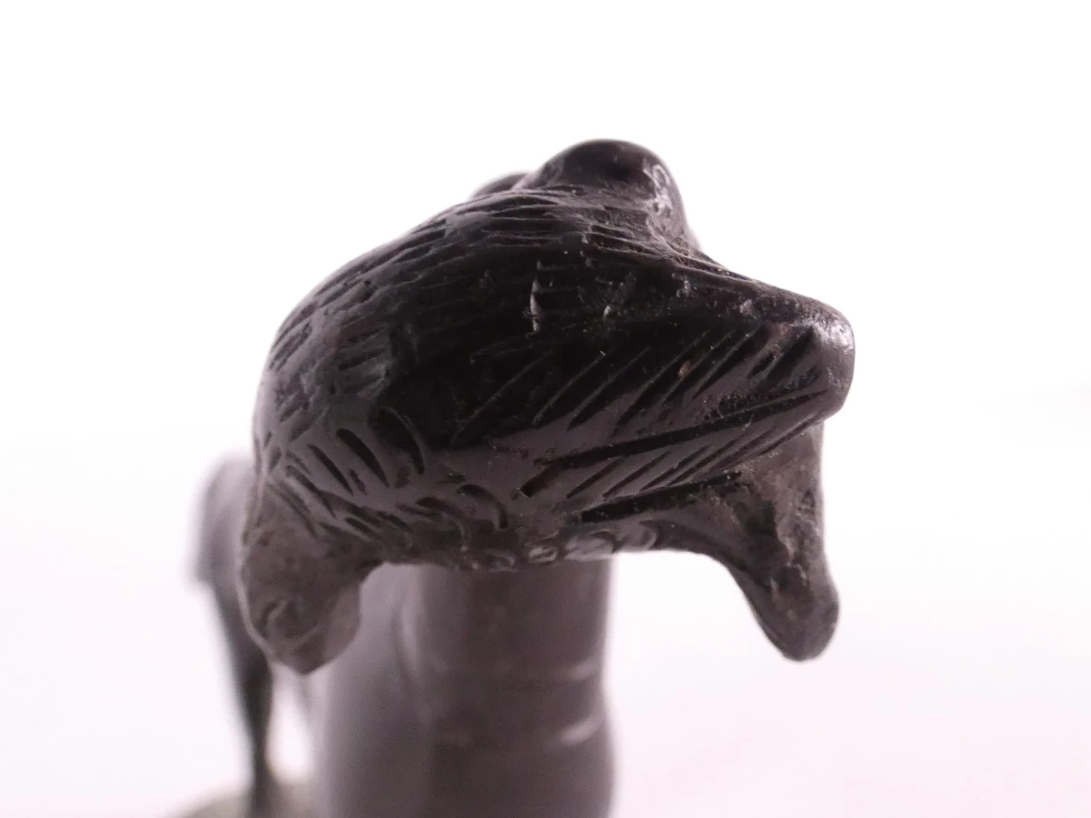 Decoratief beeldje van hond op voetstuk
