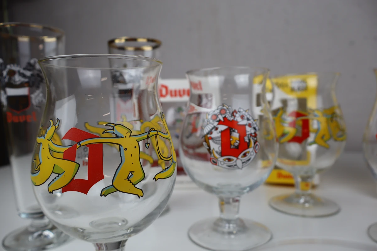 Lot van 11 Duvel bierglazen met verschillende prints - foto 3