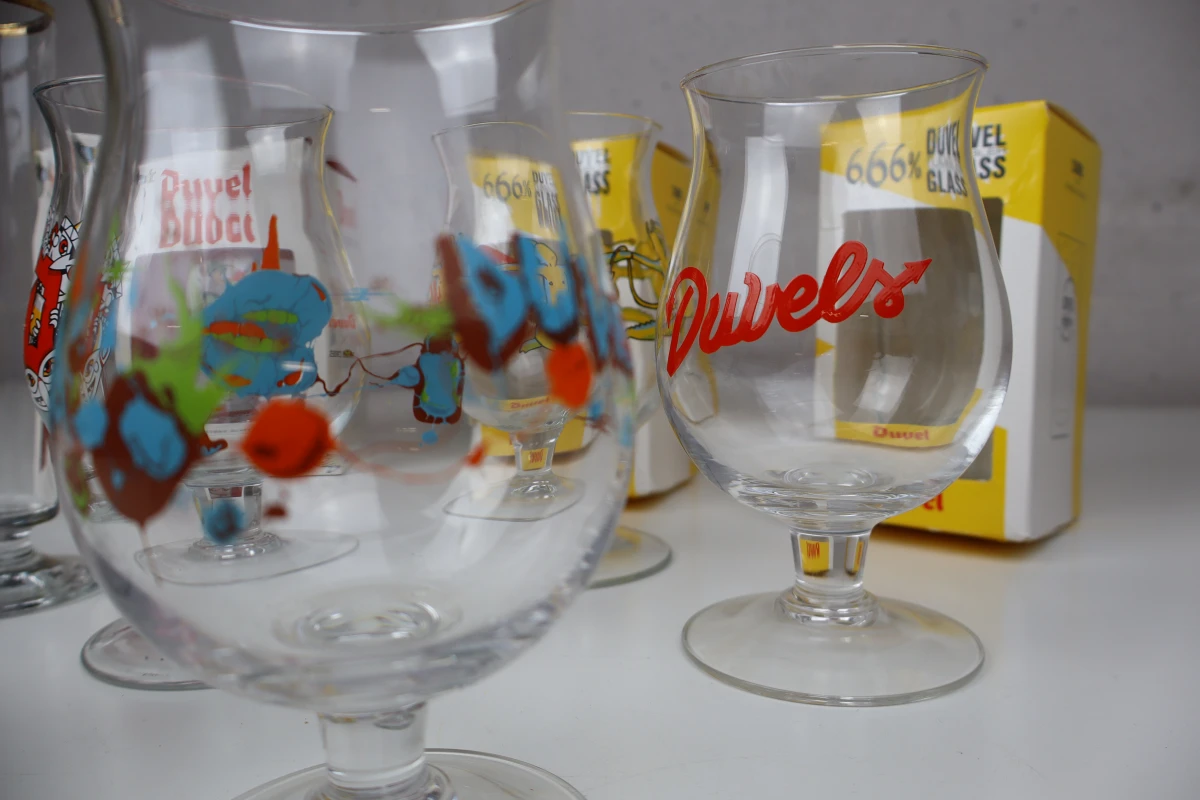Lot van 11 Duvel bierglazen met verschillende prints - foto 2