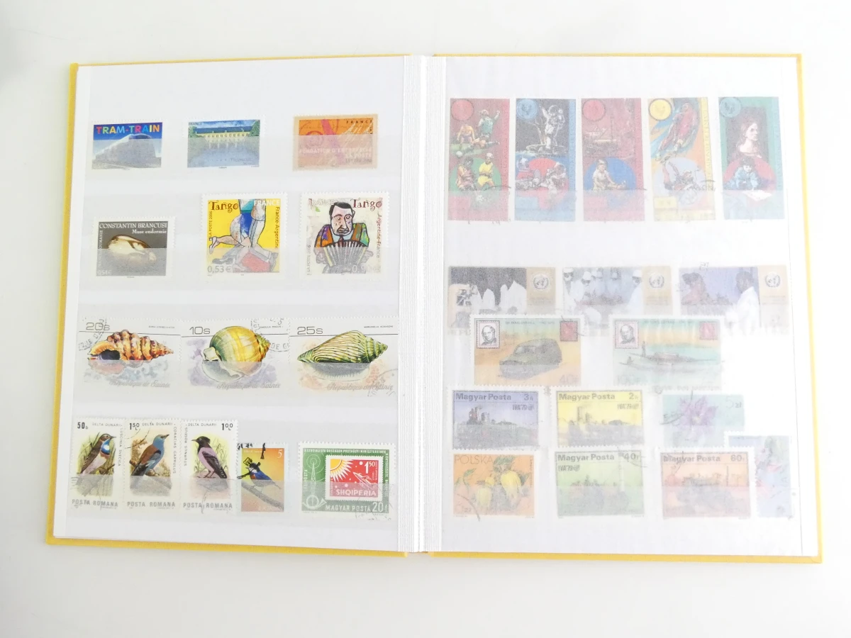 Verzameling postzegels met albums en losse vellen