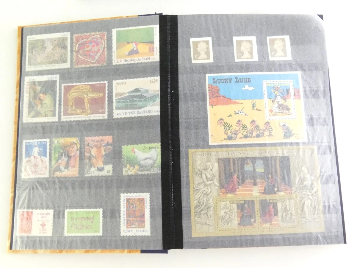 Verzameling postzegels met albums en losse vellen